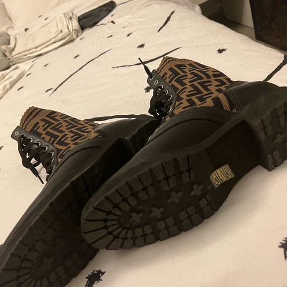 FENDI BOOTS WINTER 2022 COLLECTION - Picture 2 of 4